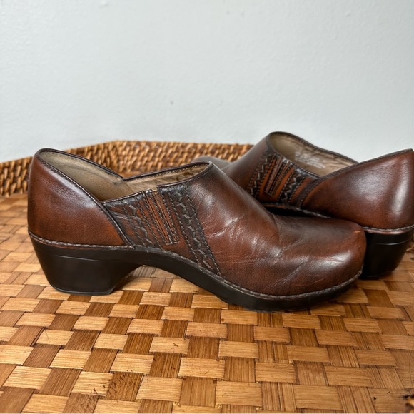 Dansko Sienna Brown embroidered leather clogs slip on neutral lagenlook casual - Picture 5 of 11